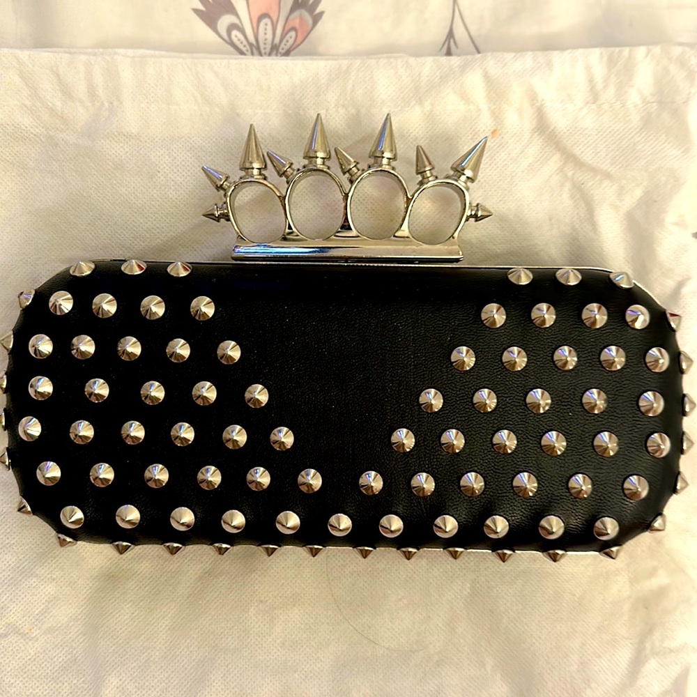 Black spike clutch with detachable chain.